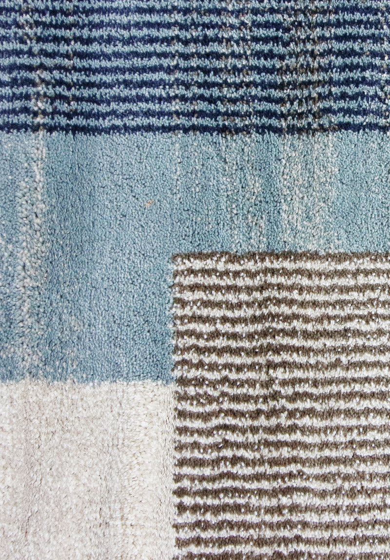 Tappeto Design 02 — Geometrie Moderne Blu e Bianco a Pelo Medio
